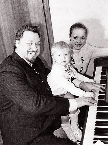 Šeimos fortepijoninis trio su mažuoju Virgučiu.