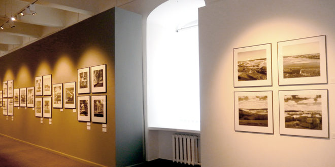 Vytauto Augustino parodos „Fotografavau Lietuvą“ viena iš daugelio sienų.