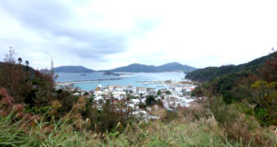 Vaizdas į kaimą Zamami saloje, netoli nuo pagrindinės Okinavos salos, kur Mikas gyveno. Čia kartais jis nardydavo, nes labai gražūs koralai, daug vėžlių ir ryklių (ne baltų).