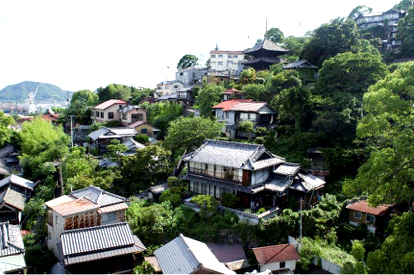 Įvairių formų gyvenamieji namai Miyajima saloje. Viršuje šventyklos. Toks namų ir šventyklų artumas gana tipiškas.