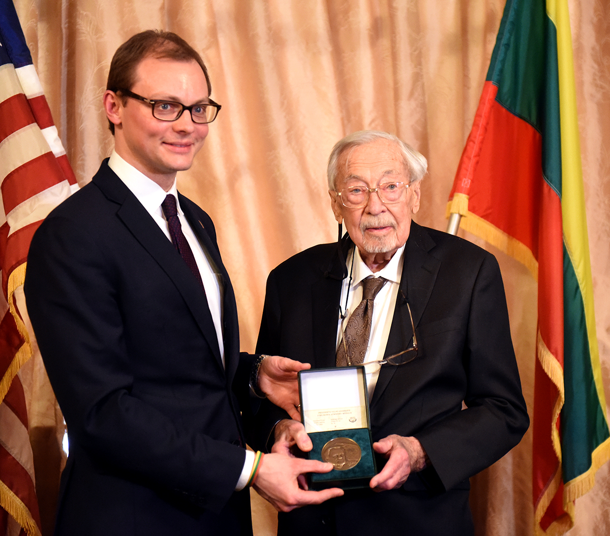 M. Bekešius perdavė S. Balzekui Jr. Lietuvos prezidento Valdo Adamkaus dovaną muziejui – medalį, kuris praturtins jo fondus.