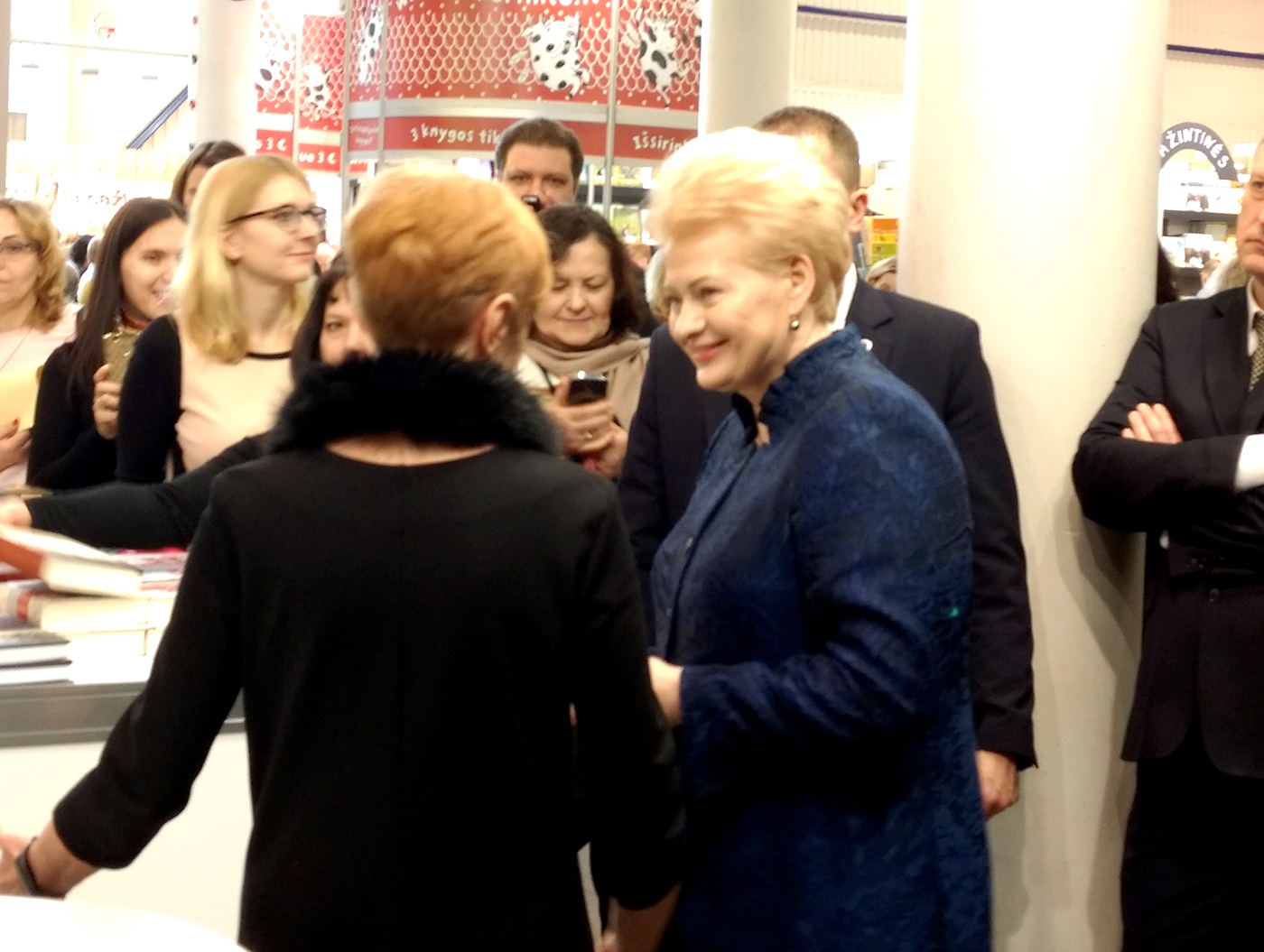 Vilniaus knygų mugėje visuomet apsilanko Prezidentė Dalia Gry­bauskaitė.