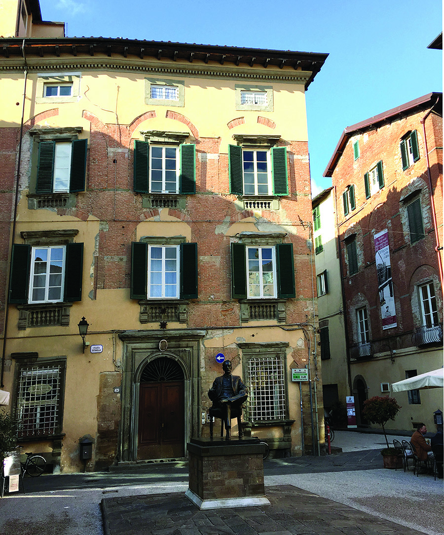 Luccoje, name kur gimė kompozitorius Giacomo Puccini, yra įrengtas muziejus, o muzikui pastatytas paminklas.