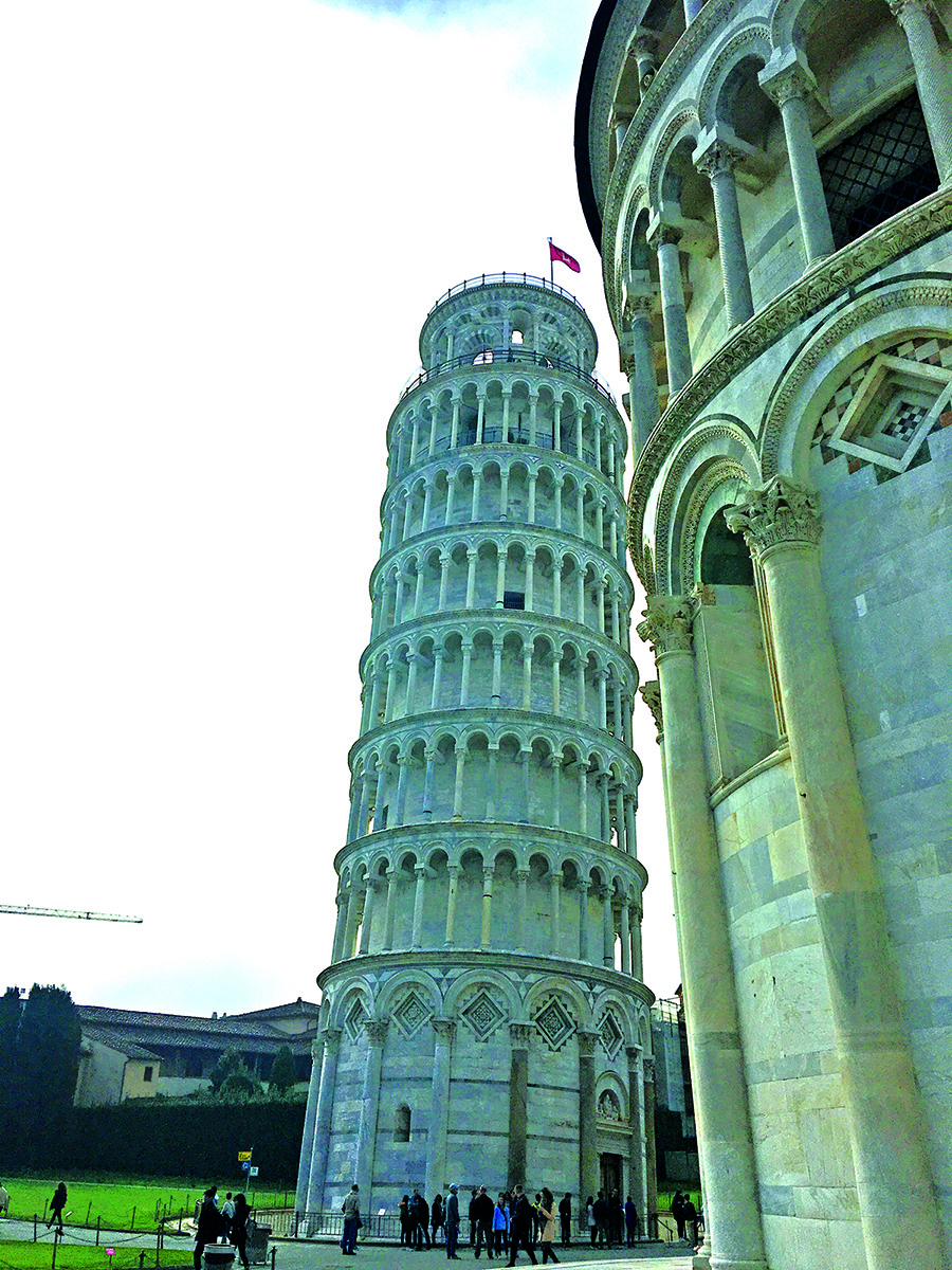Svyrantis Pizos bokštas ir katedra.