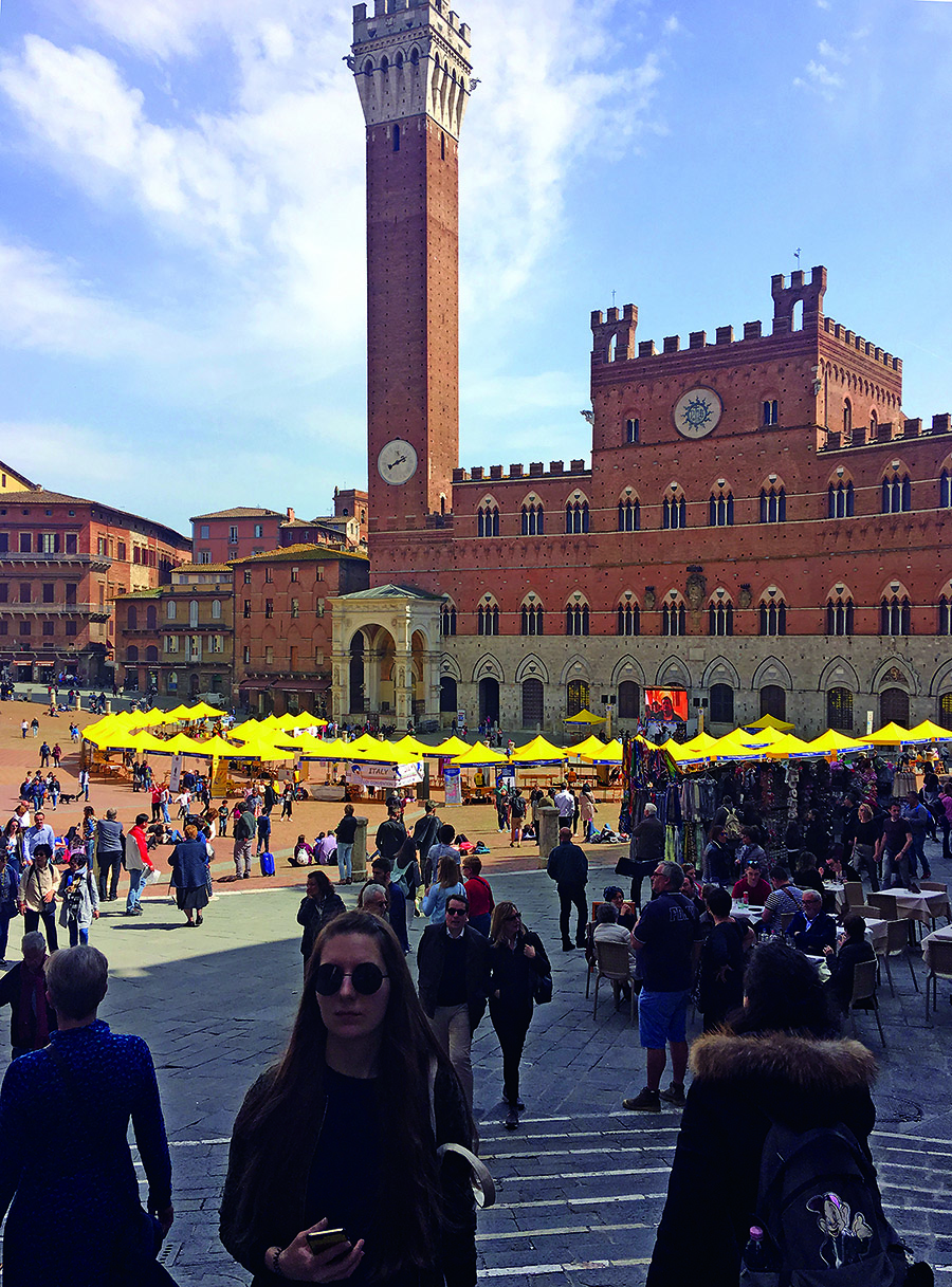 Sienos pagrindinė aikštė Piazza del Campo primena išskleis­tą vėduoklę, nes yra padalinta į dideles devynias dalis.