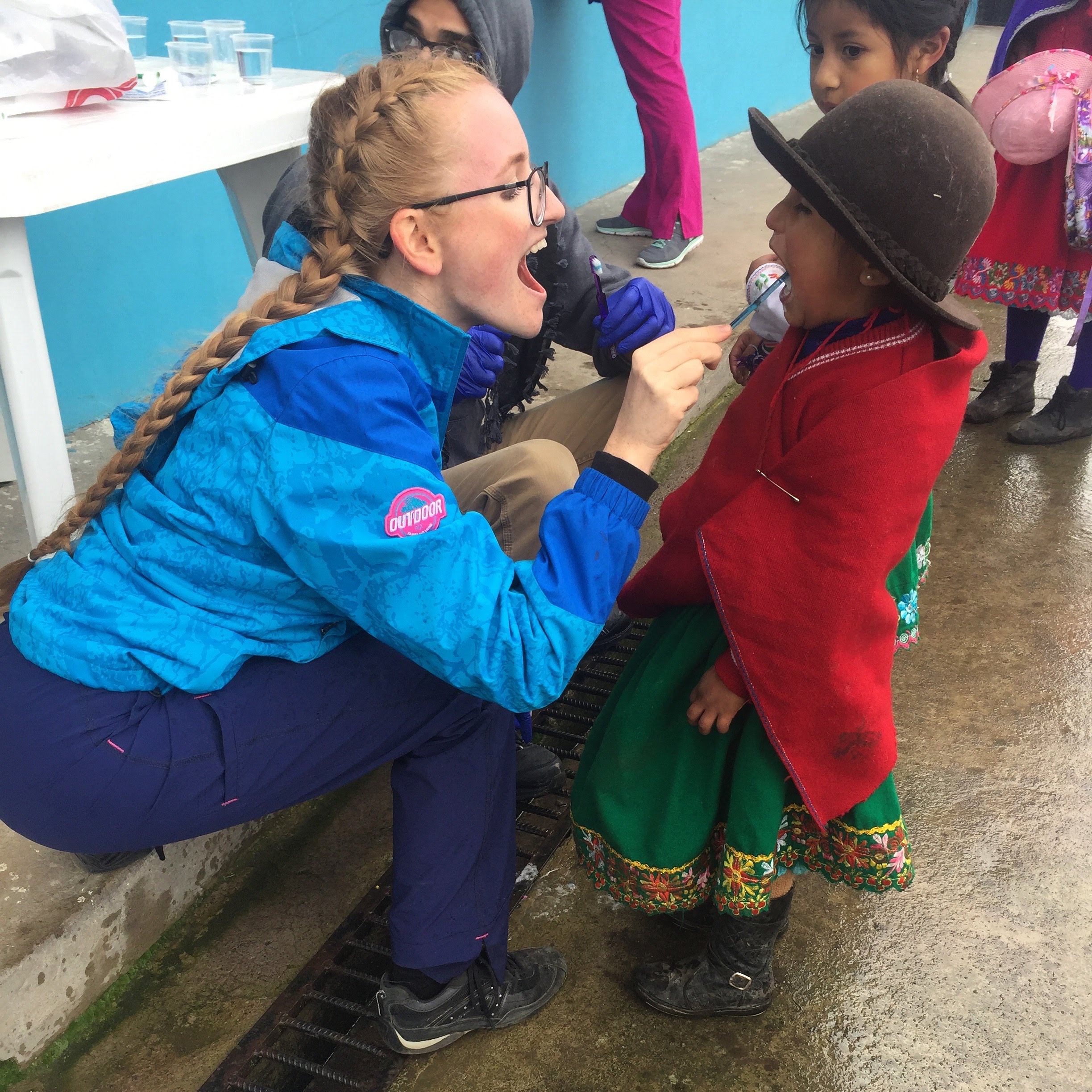 Ekvadore Austėjai teko vaikus mokinti kaip valytis dantukus.