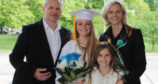 Austėja su tėvais ir sese per mokyklos baigimo šventę 2015 m.