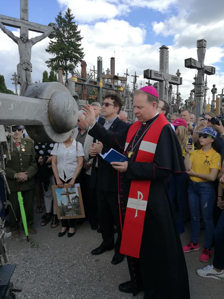 Šventinimo apeigos: arkivyskupas G, Grušas (d.) ir kun. G. Jonikas.