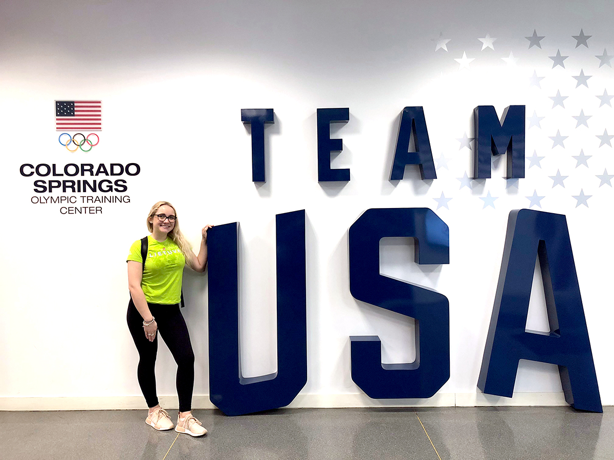 Miglė, pasipuošusi Lietuvos olimpinės rinktinės marškinėliais, JAV olimpinės rinktinės treniruočių centre Colorado Springs, 2018 m. balandis.