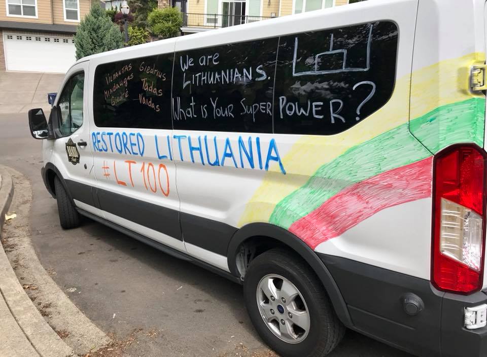Lietuvių komandos autobusiuko dizainas – įkvėptas lietuviško entuziazmo ir patriotizmo.