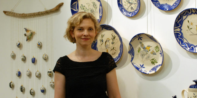 Asta Bublienė parodoje Lietuvos konsulate New Yorke 2014 m. prie savo darbų.