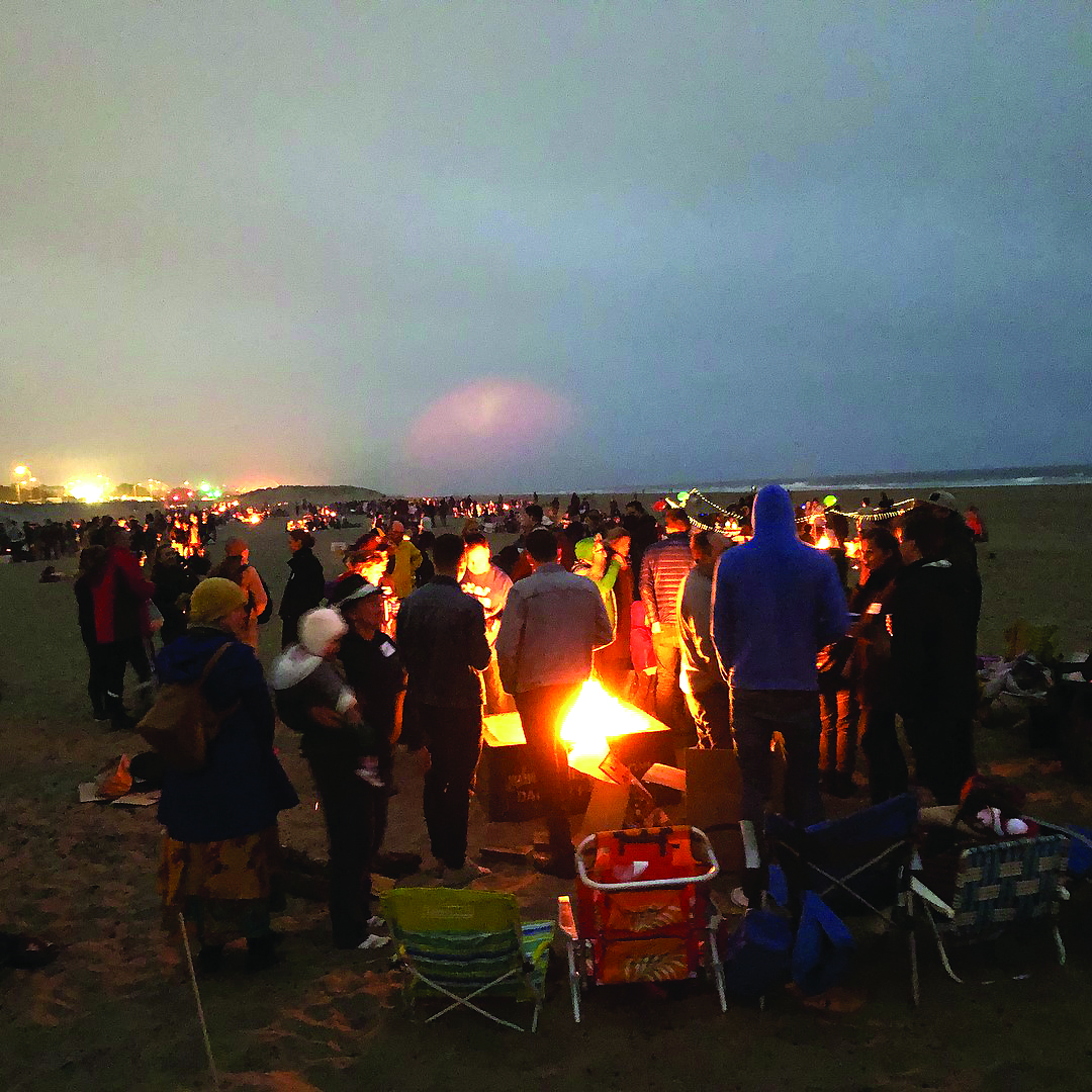 Ramiojo vandenyno pakrantėje Ocean Beach paplūdymyje prie laužo susirinkę lietuviai, latviai ir estai uždegė laužą ir taip prisijungė prie Baltijos šalių renginio „Senovinė ugnies naktis – šimtmečio laužai”.