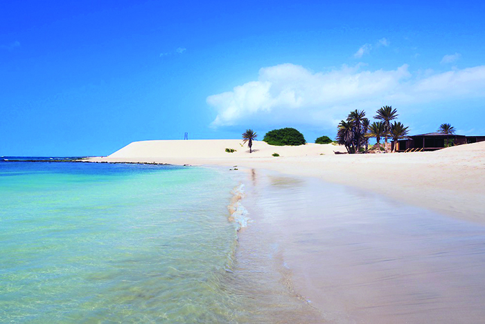 Nuostabus klimatas, švelnus baltas smėlis ir smaragdo spalvos vandenynas šis rojus žemėje yra Cape Verde.