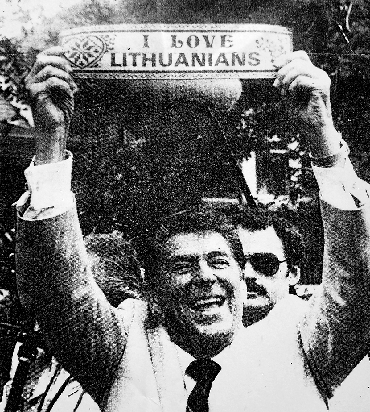 Lietuvio įmonės lipdukas – JAV prezidento R. Reagan rankose.