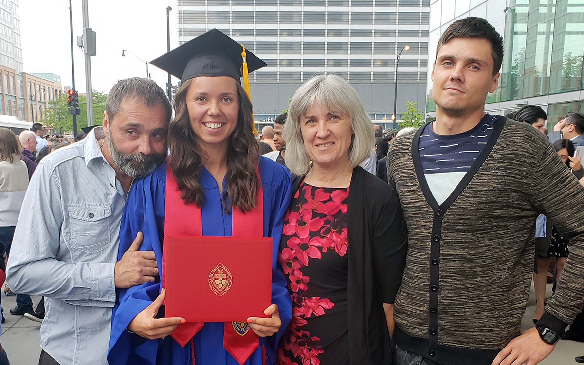 Su tėčiu Artūru, mama Salomėja ir broliu Gediminu per DePaul universiteto baigimo šventę. 2018 m. birželis.
