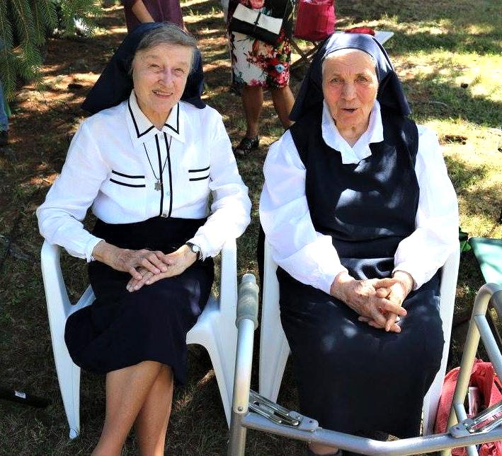 Seselę Margaritą ir seselę Paulę sieja ilga draugystė – abi įstojo į vienuoliją tuo pačiu metu, 1950 metais, tik atvykusios į JAV. 