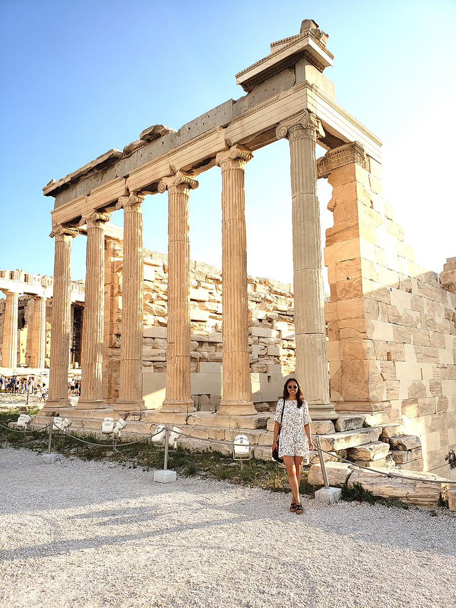 Graikijos sostinėje Atėnuose prie Akropolio.
