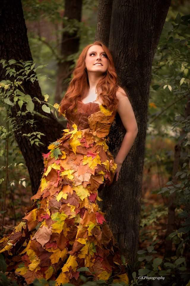 Ši B. Šostakaitės sukurta rudens lapų suknelė, įamžinta meninėje fotografijoje, pateko į „Kid Model Magazin”.