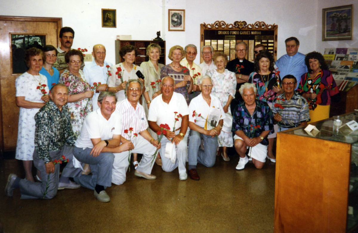 Draugo fondo garbės nariai bronzinės lentos atidengimo iškilmėse 1995 m. liepos 30 d.