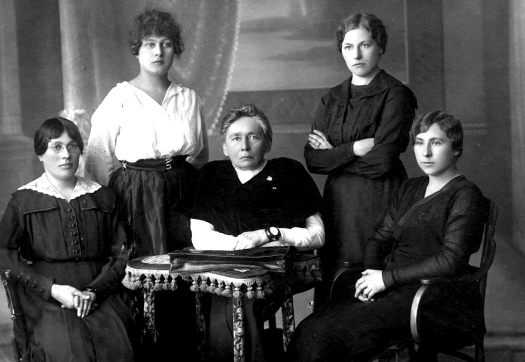 G. Petkevičaitė (centre) su Steigiamojo Seimo pirmojo posėdžio moterų atstovėmis. Sėdi iš kairės: Emilija Spudaitė-Gvildienė, Magdalena Draugelytė-Galdikienė, stovi iš kairės – Ona Muraškaitė-Račiukaitienė ir Salomėja Stakauskaitė. 1921 m.