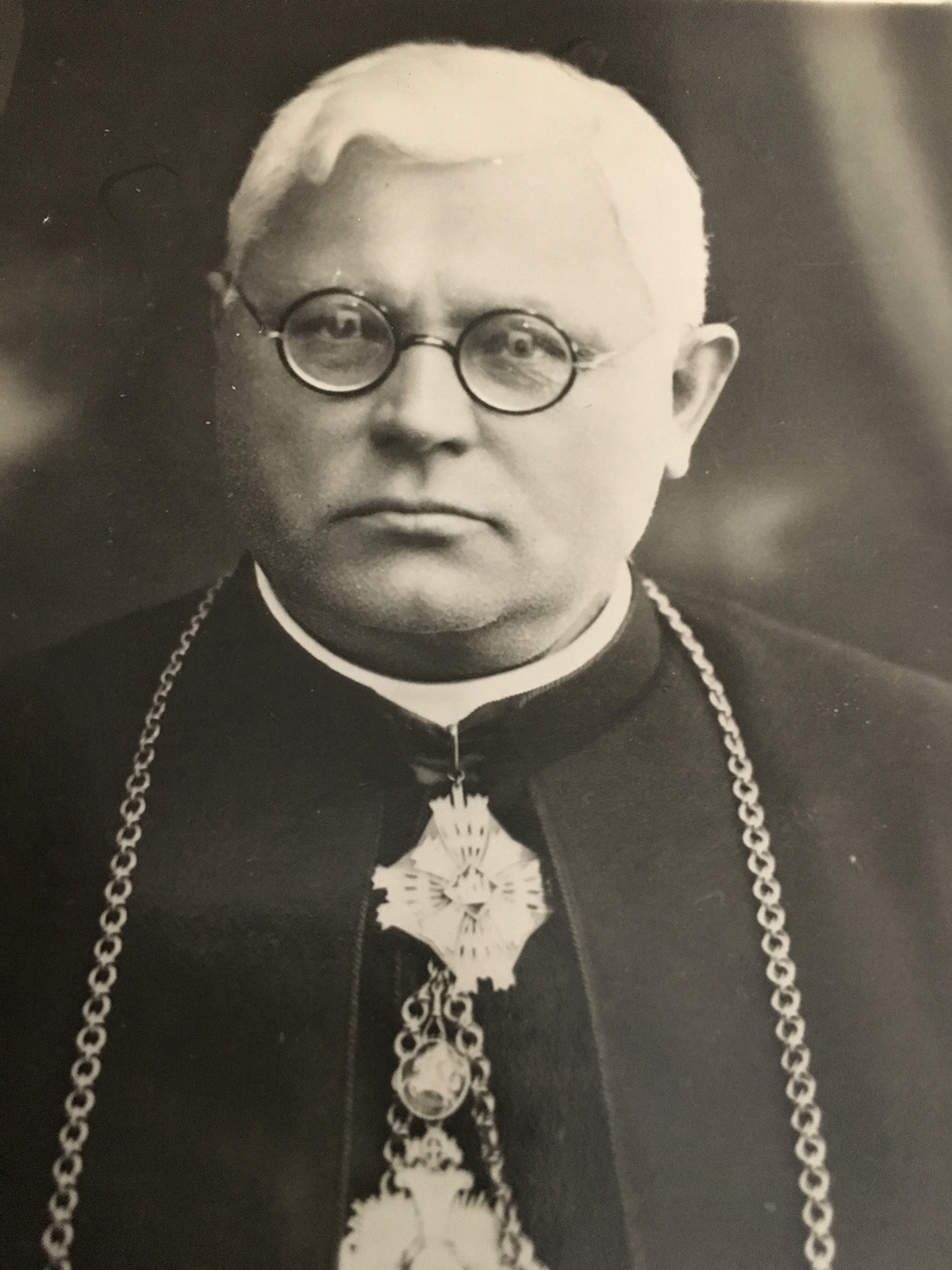 Rašytojas Juozas Tumas Vaižgantas pakrikštijęs Kazimiero Pakšto tėvą Adomą Pakštą.
