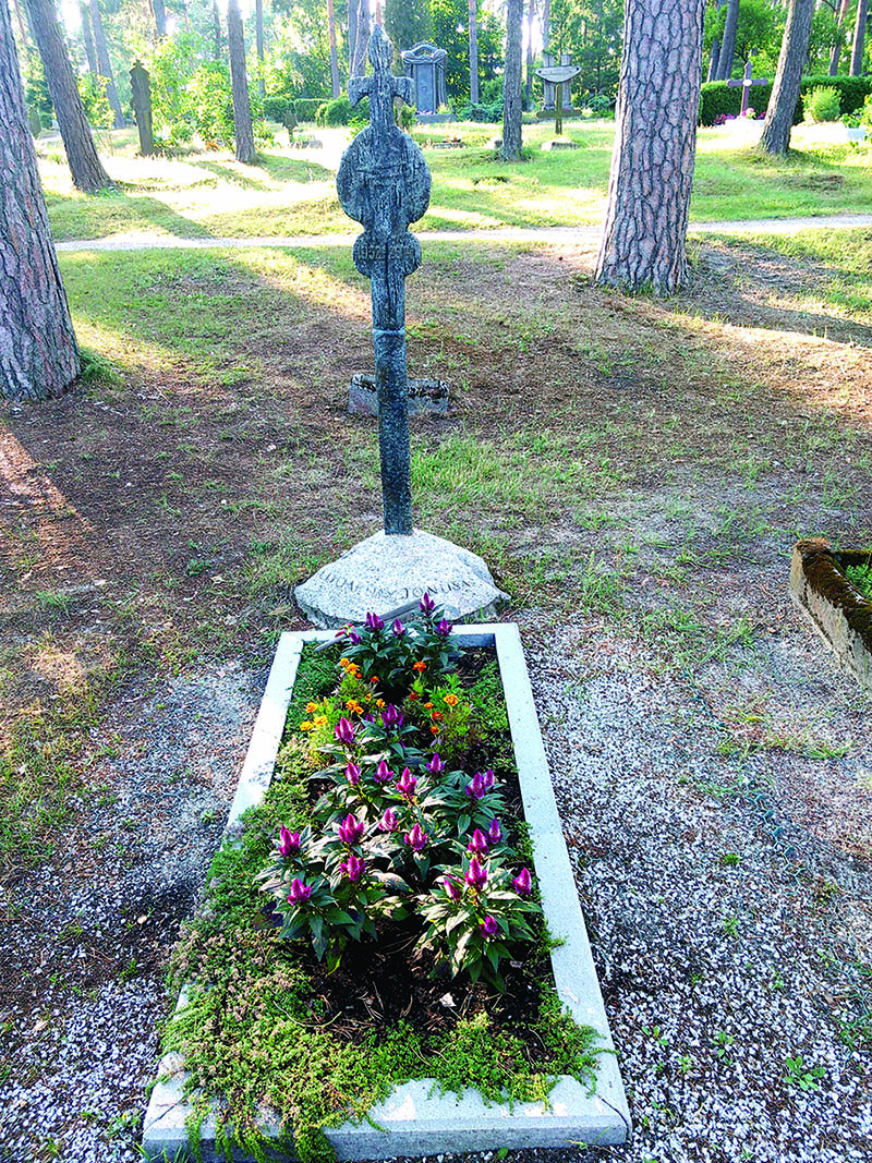 Eduardo Jonušo kapas senosiose Nidos kapinaitėse.