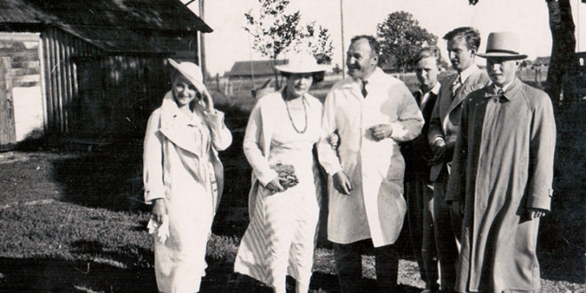 Iš k.: Birutė Nasvytytė-Smetonienė, Sofija Smetonienė, Pranciškus Baltrus Šivickis, Julius Smetona (su skrybėle).