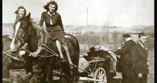 Partizanų ryšininkė Izabelė Vilimaitė-Stirna mėgaujasi laisve rudenėjančiuose kaimo laukuose.