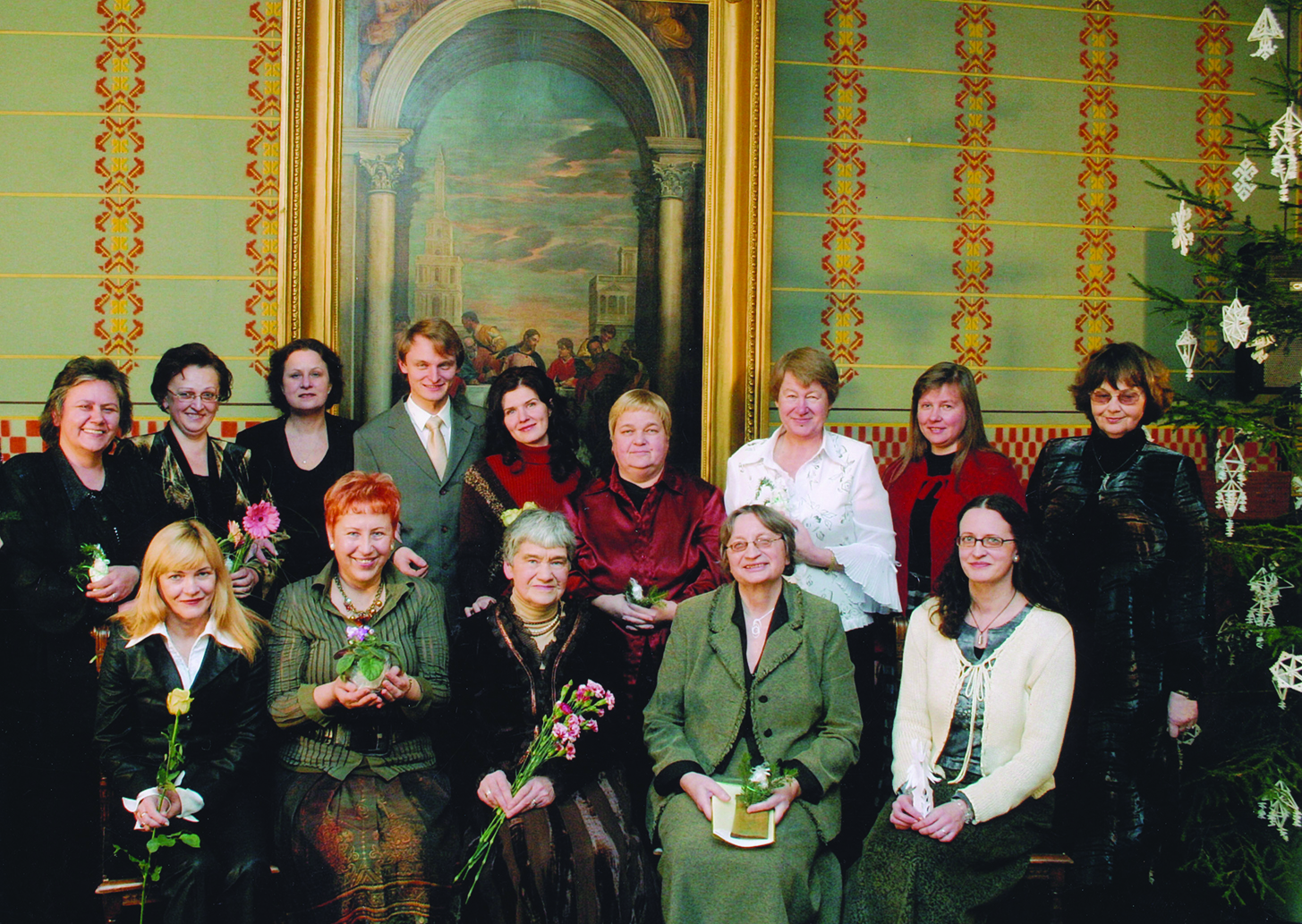 Moterų menininkių vakaras 2007 m. Sėdi iš kairės: poetės T. Marcinkevičiūtė, A. Ruseckaitė, A. Puišytė, prozininkė R. Vinciūnienė, tautodailininkė E. Vindašienė; stovi pianistė A. Eitmanavičiūtė, solistė S. Martinaitytė, aktorė V. Grigaitytė, solistas L. Mikalauskas, poetės E. Drungytė, D. Zelčiūtė, Z. Gaižauskaitė, R. Mikuckytė ir I. Labokė.