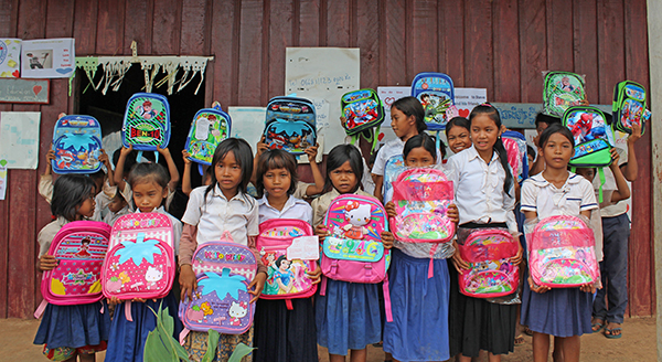 Kambodžos vaikai su Kotrynos dovanotomis kuprinėmis.