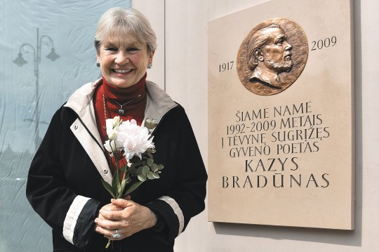 Elena Bradūnaitė-Aglinskienė Vilniuje prie namo, kuriame grįžęs į Lietuvą gyveno poetas Kazys Bradūnas.