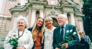 Bradūnų šeima Lietuvoje (iš k.): Kazimiera Bradūnienė, anūkė Vaiva, dukra Elena ir Kazys Bradūnas.