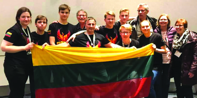 Kauno jėzuitų gimnazijos komanda – pasaulio čempionai (komandos treneris A. Juškauskas – centre laiko vėliavą).