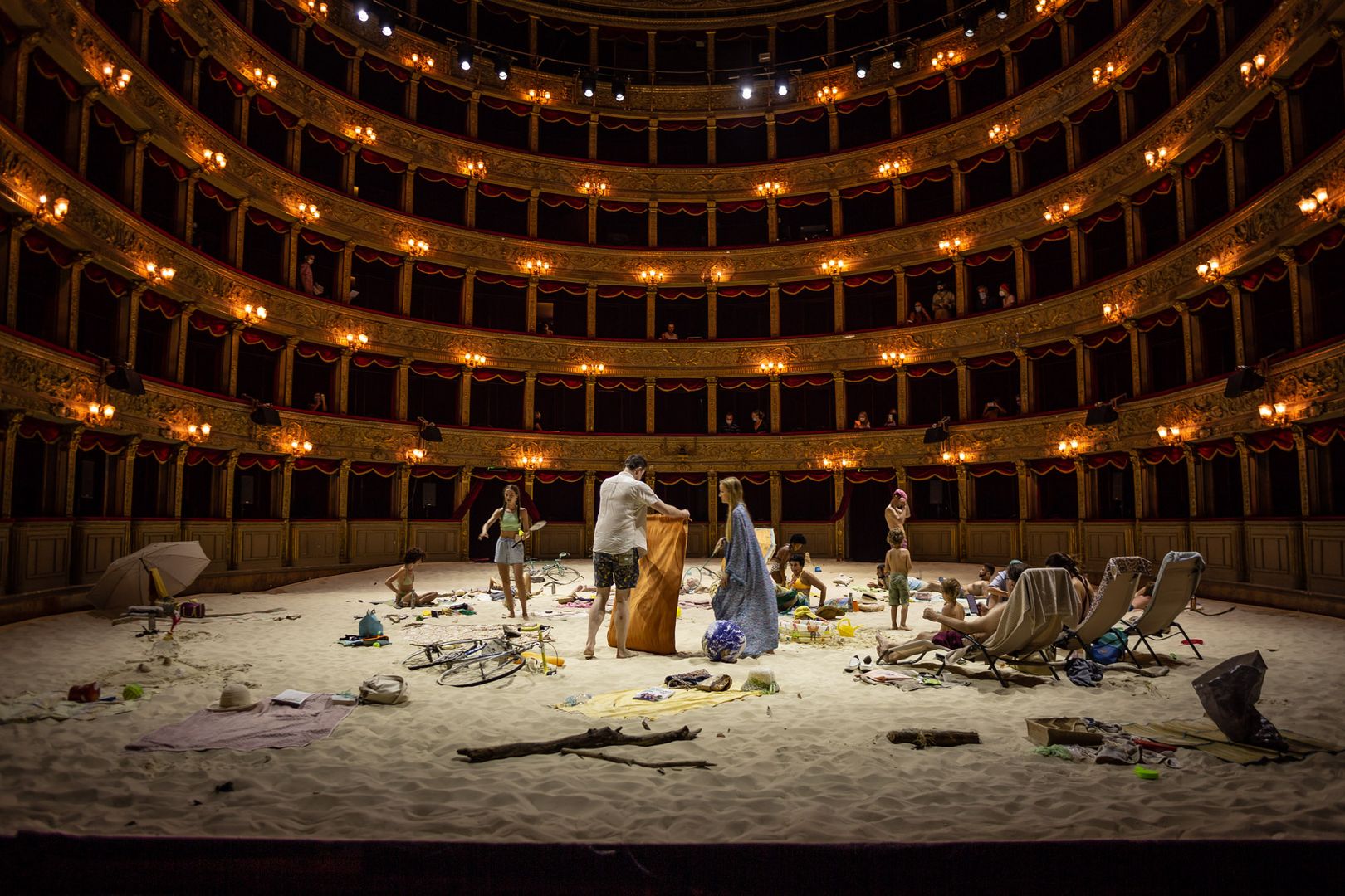 Rugilės Barzdžiukaitės, Vaivos Grainytės, Linos Lapelytės opera-performansas „Saulė ir jūra”, „Teatro Argentina”, Roma, 2021.